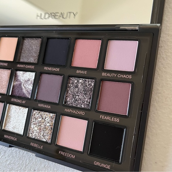 NEW Huda Beauty Pretty Grunge Eyeshadow Palette *New & Unused* - Picture 9 of 14